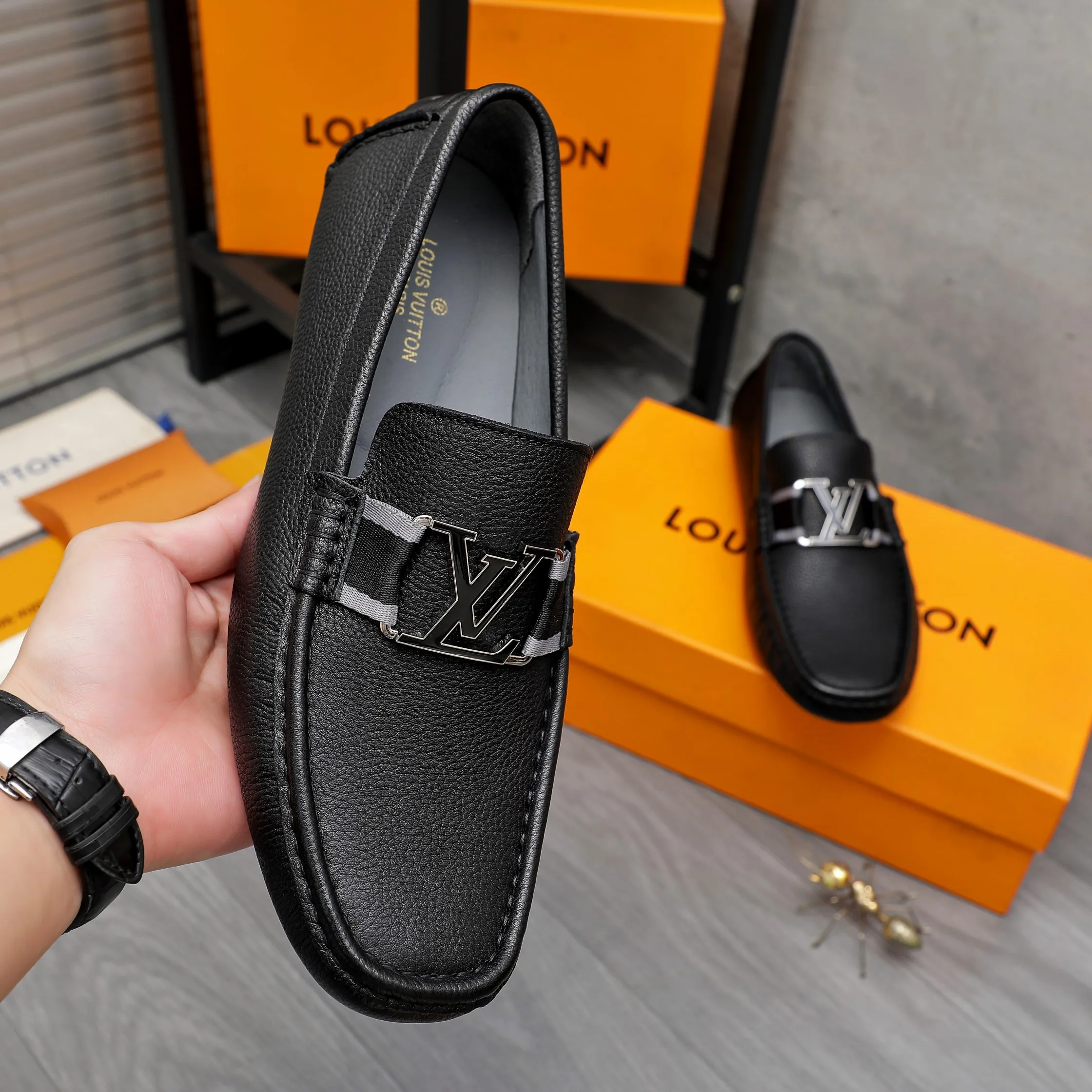 Men's shoes 💰400 Product trademark: LV "Louis Vuitton" casual slip-on shoes Regular size: 38-45 (45 is custom-made and non-returnable) Product materials: Selected high-quality pebbled cowhide upper, pigskin lining, rubber outsole